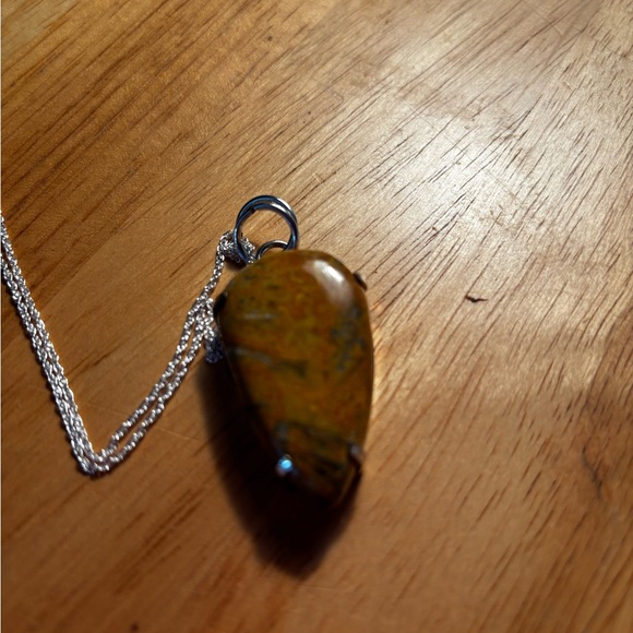 Elegant Bumblebee Stone Pendant Necklace - Picture 3 of 3